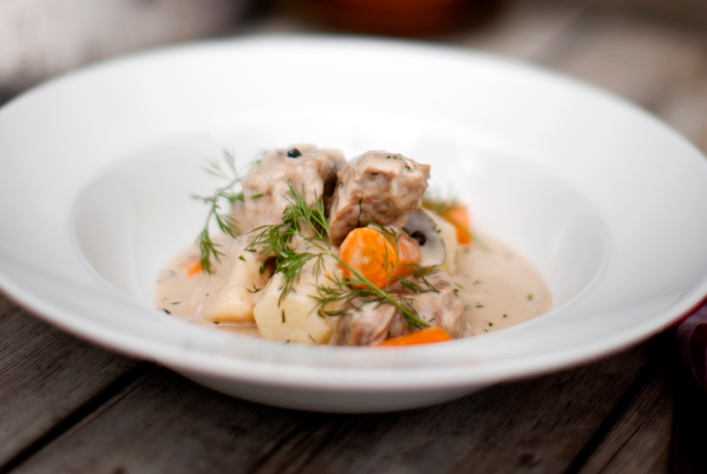 Dillkött med potatis och morötter. 